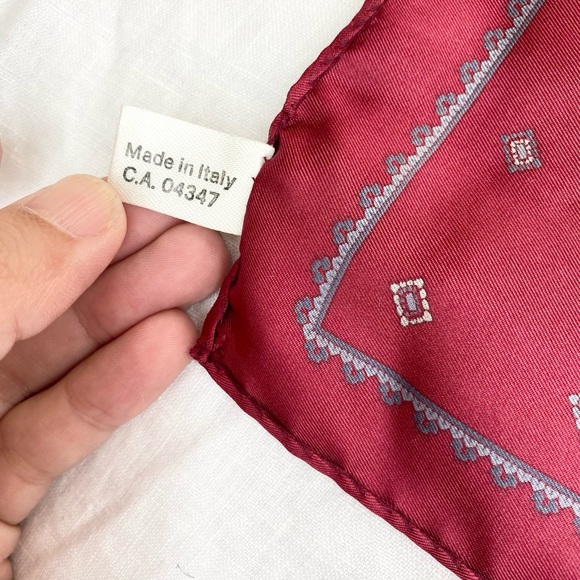 ✨Host Pick✨ Oscar De LaRenta Silk Pocket Square - Picture 7 of 10